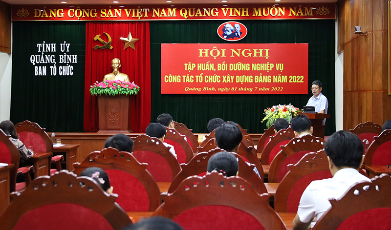 Đại diện lãnh đạo Ban Tổ chức Tỉnh ủy quán triệt chuyên đề một số nội dung về công tác cán bộ.