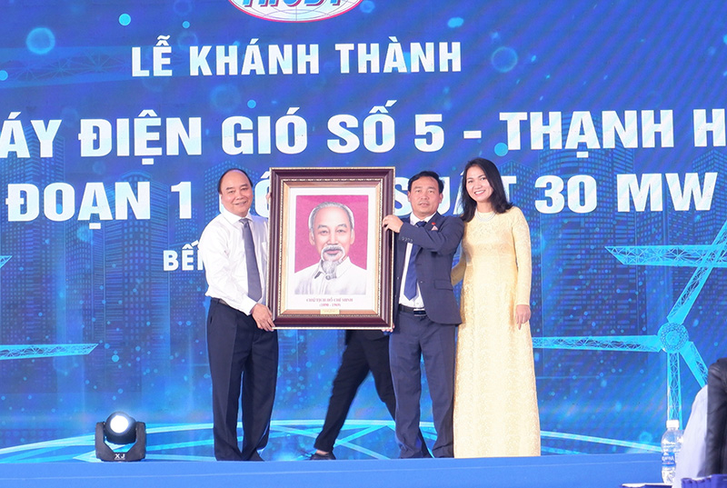 Chủ tịch nước Nguyễn Xuân Phúc trao tặng bức chân dung Chủ tịch Hồ Chí Minh và quà lưu niệm cho ông Mai Văn Huế.