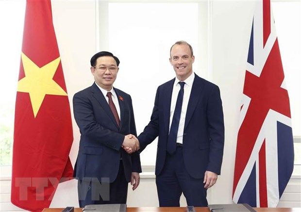 Sáng 30/6/2022 (theo giờ địa phương), tại Thủ đô London, Chủ tịch Quốc hội Vương Đình Huệ làm việc với Phó Thủ tướng, Bộ trưởng Tư pháp Anh Dominic Raab. (Ảnh: Doãn Tấn/TTXVN)