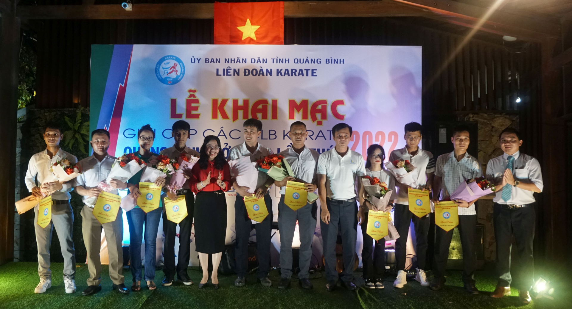 Ban tổ chức tặng hoa và cơ lưu niệm cho các đội tham gia giải.