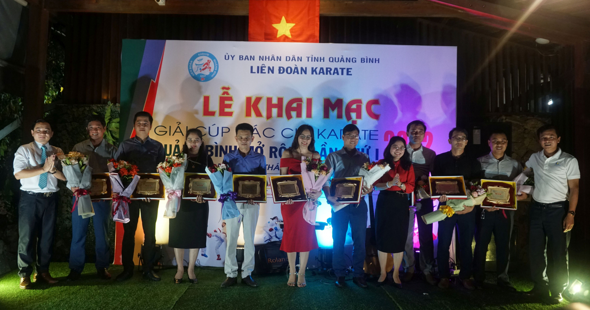 Ban tổ chức tặng hoa và biểu tượng tri ân các nhà tài trợ.