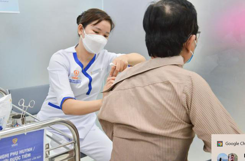 Những người suy giảm miễn dịch, người lớn tuổi cần phải tiêm mũi nhắc lại đúng lịch, đúng liều để duy trì miễn dịch - Ảnh: VGP/Hiền Minh