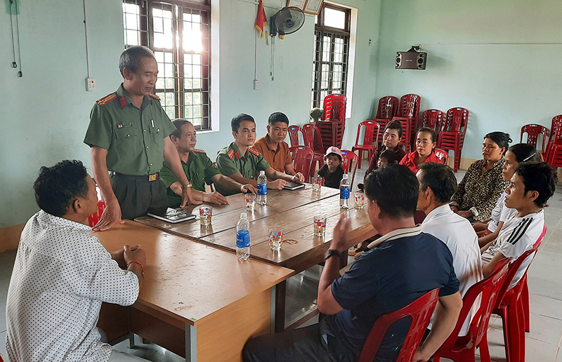 Trao đổi thông tin về an ninh trật tự tại bản Khe Ngát.