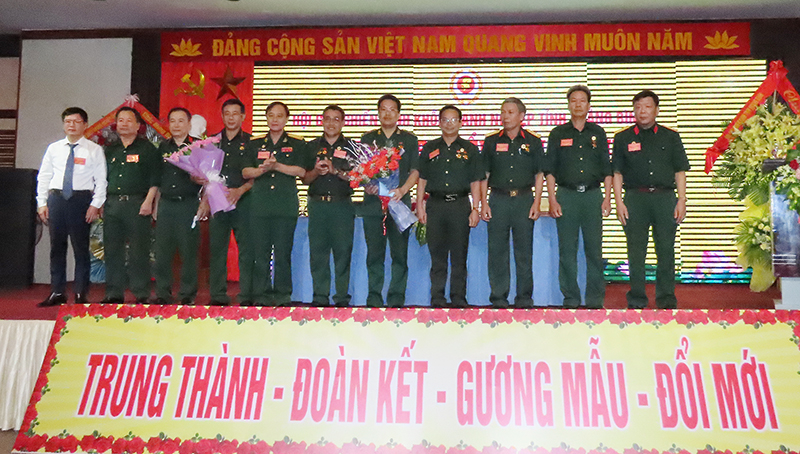  Đại diện lãnh đạo Đảng ủy Khối DN tỉnh, Hội CCB tỉnh tặng hoa chúc mừng Ban Chấp hành Hội CCB Khối DN tỉnh lần thứ IV, nhiệm kỳ 2022-2027.