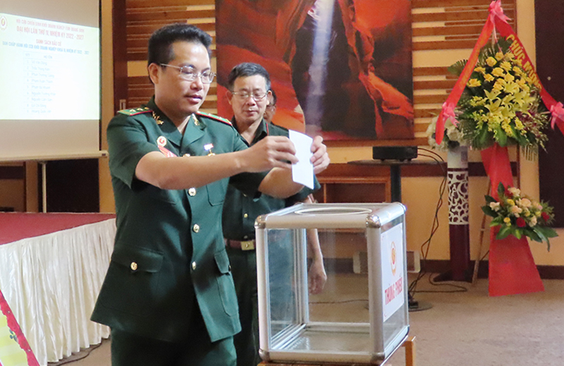 Các đại biểu bỏ phiếu bầu Ban Chấp hành Hội CCB Khối DN tỉnh lần thứ IV, nhiệm kỳ 2022-2027.