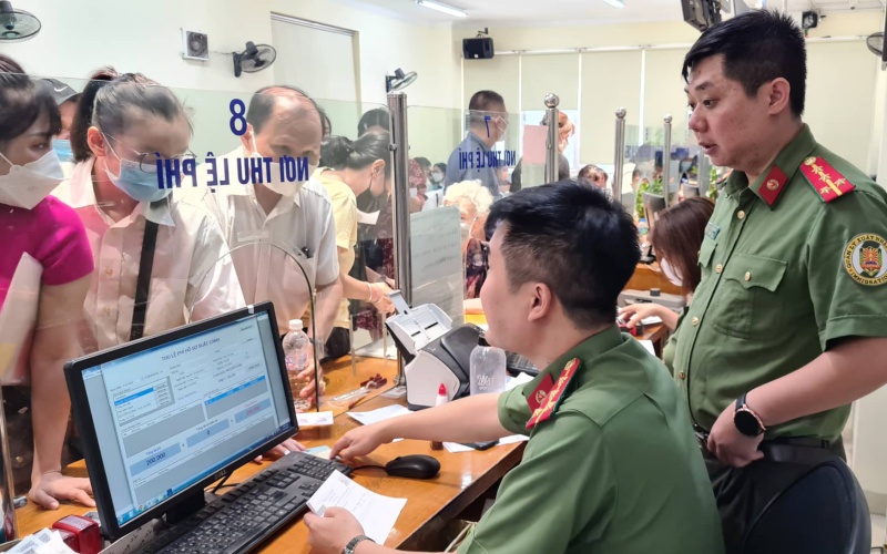  Người dân đến đăng ký làm thủ tục cấp hộ chiếu.