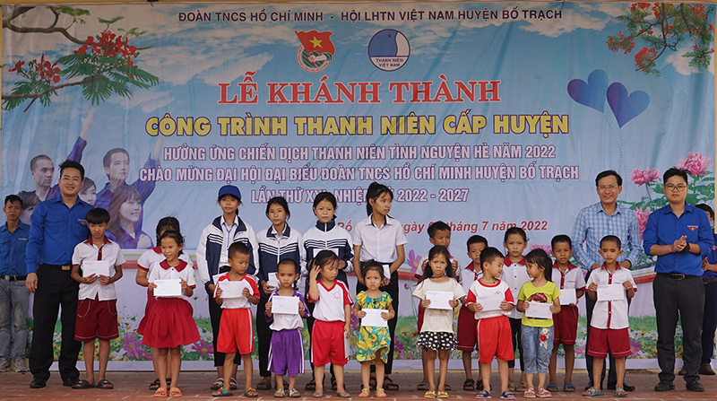 Đại diện lãnh đạo Tỉnh đoàn, Huyện ủy, Huyện đoàn Bố Trạch trao quà hỗ trợ cho các học sinh có hoàn cảnh khó khăn.