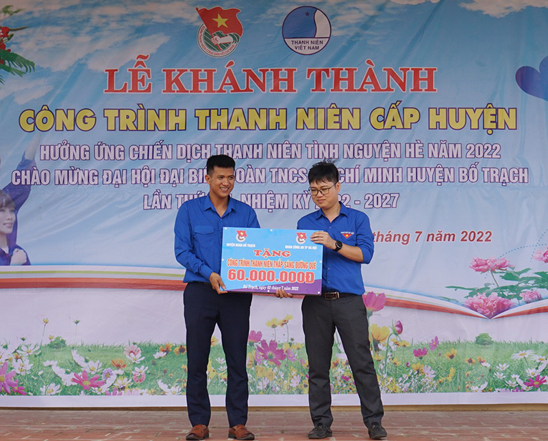  Đại diện lãnh đạo Huyện đoàn Bố Trạch trao biển tượng trưng tặng CTTN “Thắp sáng đường quê” cho xã Mỹ Trạch.