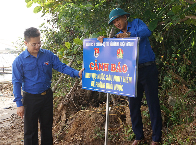 Các lực lượng đoàn viên, thanh niên tiến hành cắm bảng cảnh báo khu vực nước sâu, phòng tránh đuối nước.