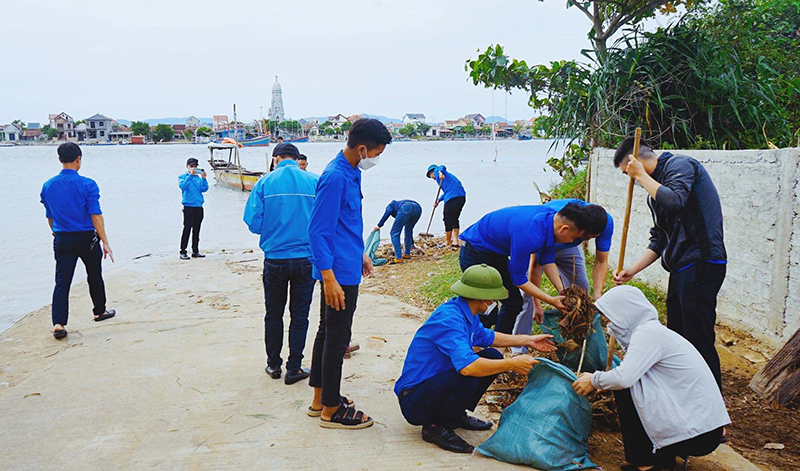  Lực lượng đoàn viên, thanh niên huyện Bố Trạch tiến hành làm vệ sinh các tuyến đường ở xã Mỹ Trạch (Bố Trạch).