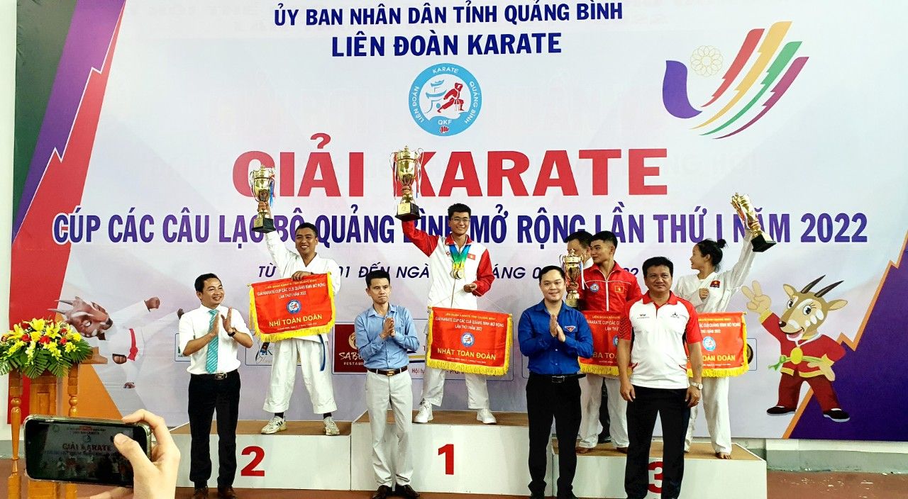 Ban tổ chức trao giải nhất, nhì, ba toàn đoàn cho các đội.