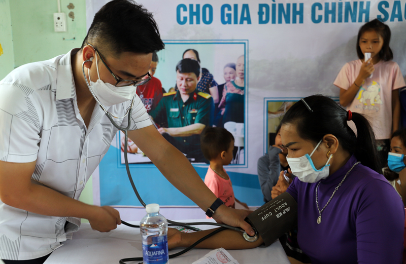 Khám bệnh cho người dân