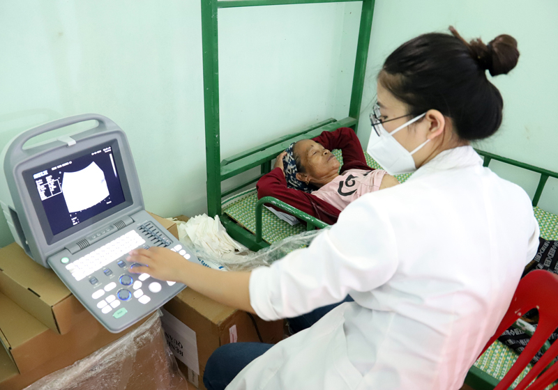 Siêu âm tầm soát sức khỏe cho đồng bào BRu-Vân Kiều xã Trường Xuân