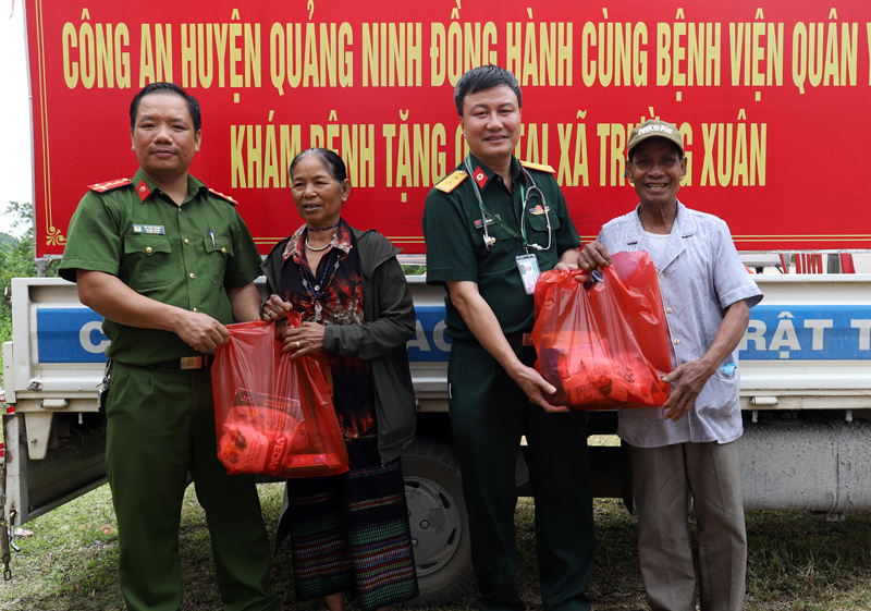 Tặng  quà cho đồng bào