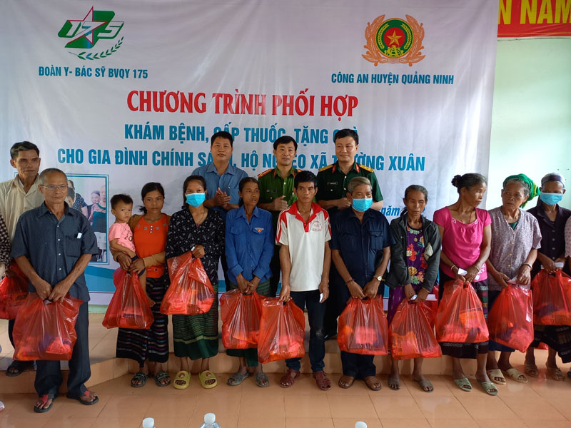 Tặng  quà cho đồng bào