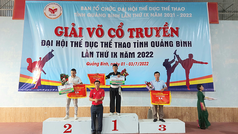 Ban tổ chức trao giải nhất, nhì, ba toàn đoàn cho các đơn vị đoạt giải