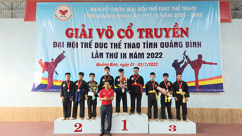 Ban tổ chức trao giải nội dung quyền đa luyện nam cho các đoàn VĐV