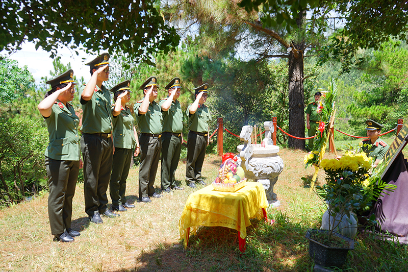 Kính cẩn nghiêng mình, tưởng niệm và biết ơn sâu sắc đối với công lao to lớn của Đại tướng Võ Nguyên Giáp, nguyện tuyệt đối trung thành với Đảng, Nhà nước, với Nhân dân, luôn xứng đáng là lực lượng Vì Nhân dân phục vụ.