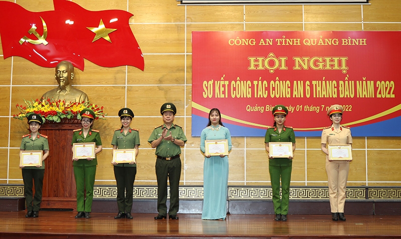 Đồng chí Giám đốc Công an tỉnh trao tặng giấy khen cho 6 cá nhân có thành tích xuất sắc trong tham gia và đạt giải cao tại hội thi “Kể chuyện về Bác Hồ” do Hội phụ nữ Công an tỉnh vừa tổ chức.