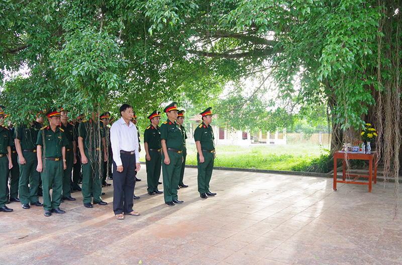  Đoàn đại biểu LLVT tỉnh và đại diện địa phương dâng hương, báo công.