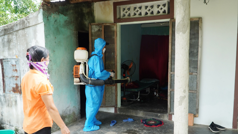 Phun hóa chất diệt muỗi cho các hộ dân.