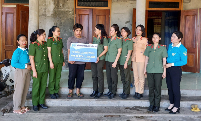 Hội Phụ nữ Công an TP. Đồng Hới tích cực tham gia chương trình “Mẹ đỡ đầu-Kết nối yêu thương”.