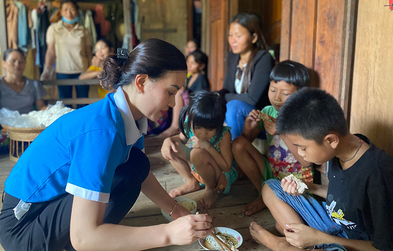 Cán bộ Hội LHPN huyện Minh Hóa chăm lo cho trẻ mầm non tại xã Dân Hóa.
