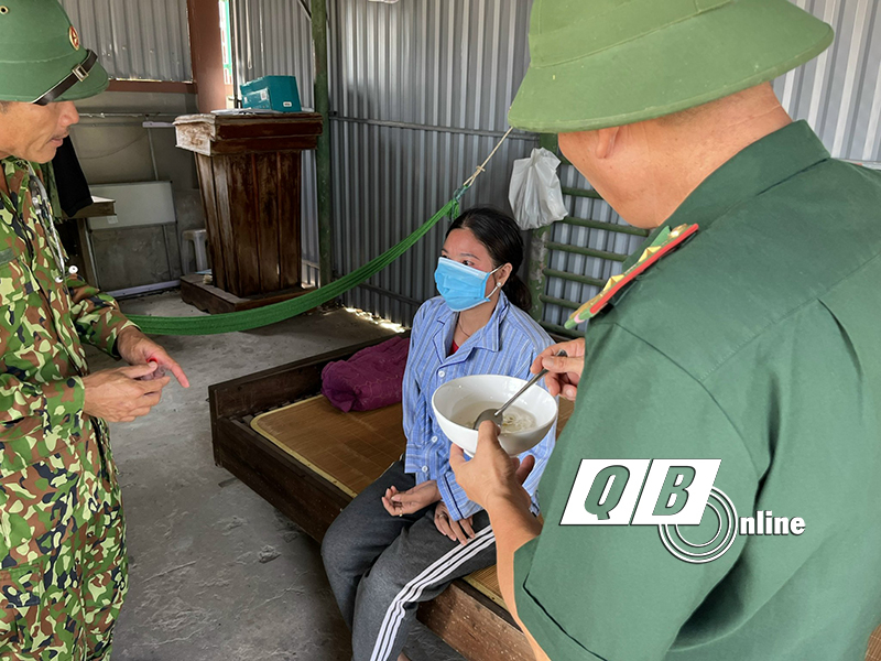 Lực lượng Biên phòng chăm sóc sức khỏe người bị nạn.