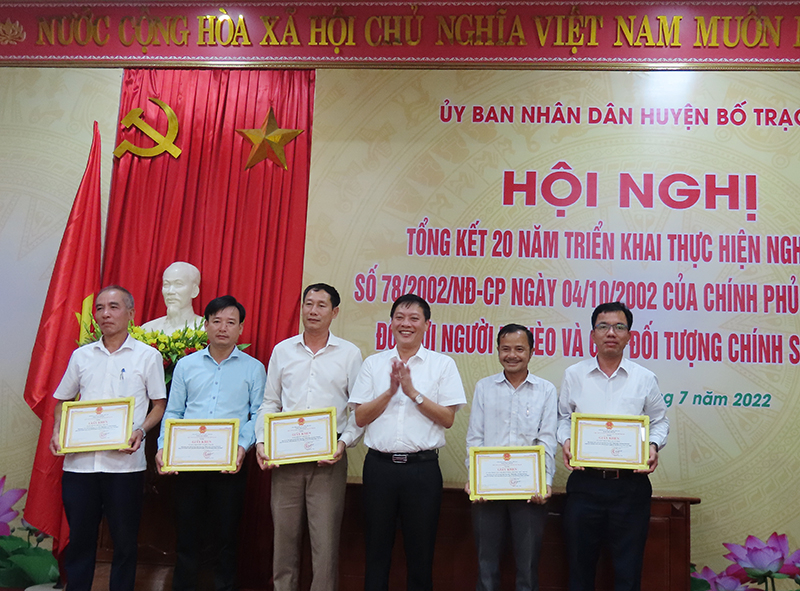 Đồng chí Chủ tịch UBND huyện Bố Trạch Nguyễn Ngọc Tuấn tặng giấy khen cho các cá nhân, tập thể có thành tích xuất sắc.