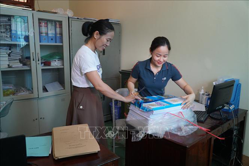 Kiểm đếm lại các vật dụng và cơ sở vật chất, thiết bị phục vụ các thí sinh. Ảnh: TTXVN phát