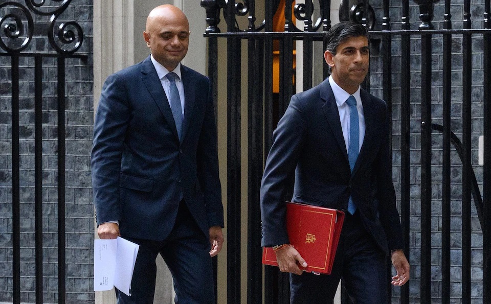 Bộ trưởng Y tế Anh Sajid Javid (đi sau) và Bộ trưởng Tài chính Rishi Sunak cùng từ chức, đẩy chính phủ của Thủ tướng Anh Boris Johnson vào tương lai chính trị mong manh. Ảnh: Telegraph