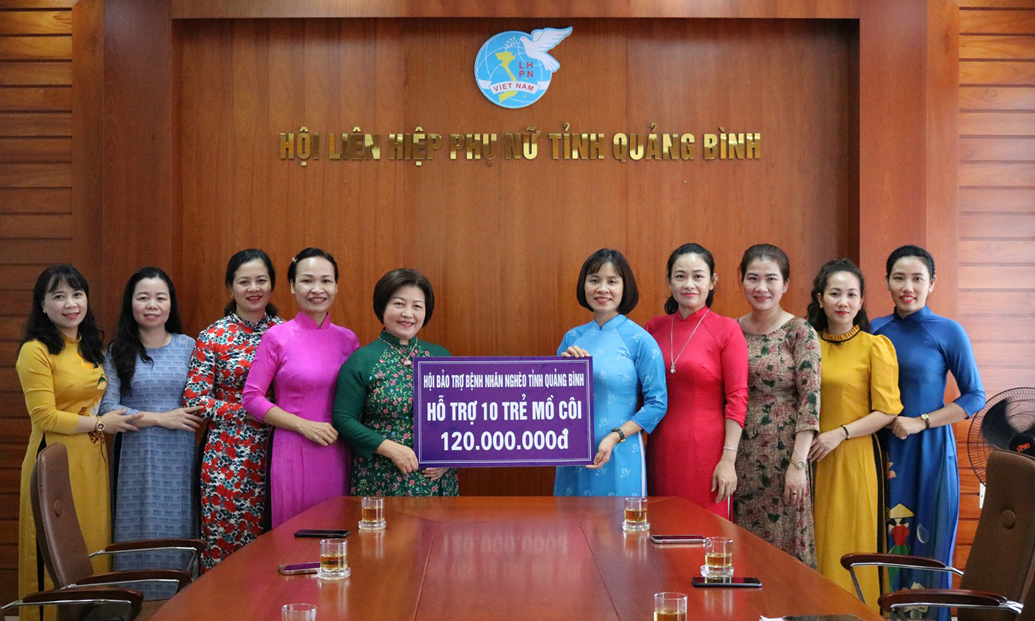  Chủ tịch Hội Bảo trợ bệnh nhân nghèo Nguyễn Thị Thanh Hương trao kinh phí hỗ trợ trẻ em nghèo trong chương trình “Mẹ đỡ đầu-Kết nối yêu thương”.