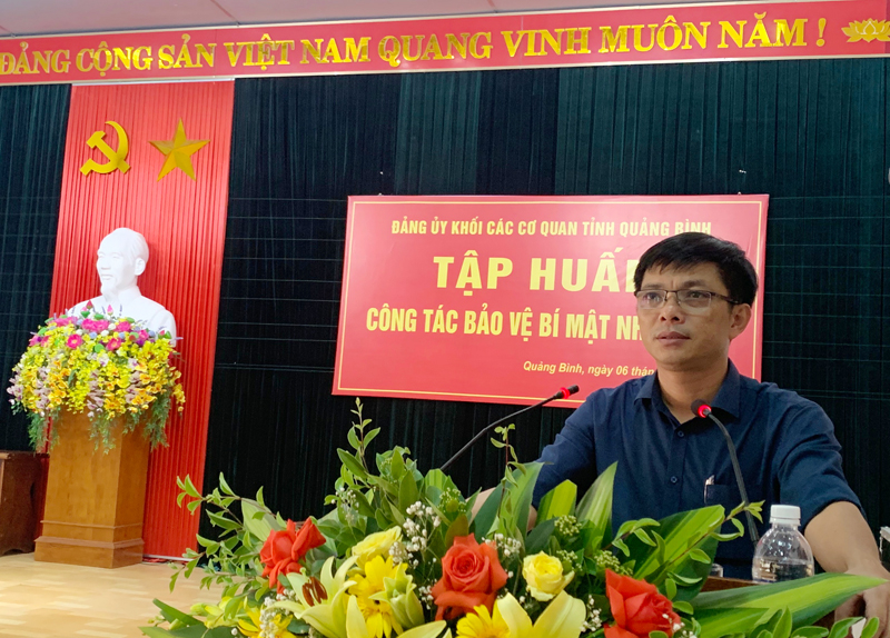 Đồng chí Trần Ngọc Thăng, Phó Bí thư Thường trực Đảng ủy Khối phổ biến, quán triệt Quy chế số 07-QC/TU của Tỉnh ủy.