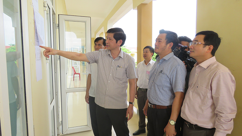 Kiểm tra tại các điểm thi, đồng chí Phó Chủ tịch UBND nhấn mạnh: Phải phát hiện, ngăn chặn kịp thời các biểu hiện tiêu cực trong thi cử