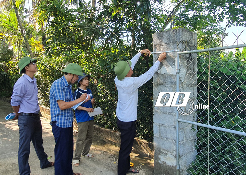 Đo đạc các hạng mục kiến trúc của hộ gia đình ông Phan Mạnh Tây.