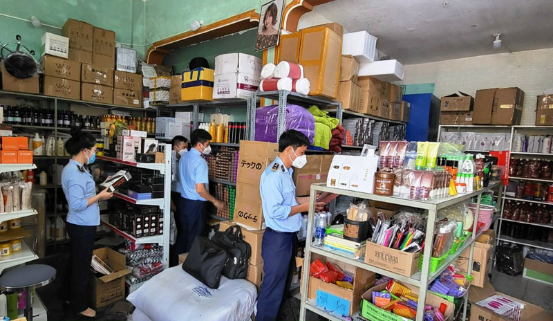 Lực lượng QLTT kiểm tra hàng hóa vi phạm tại một cửa hàng trên địa bàn TP. Đồng Hới.