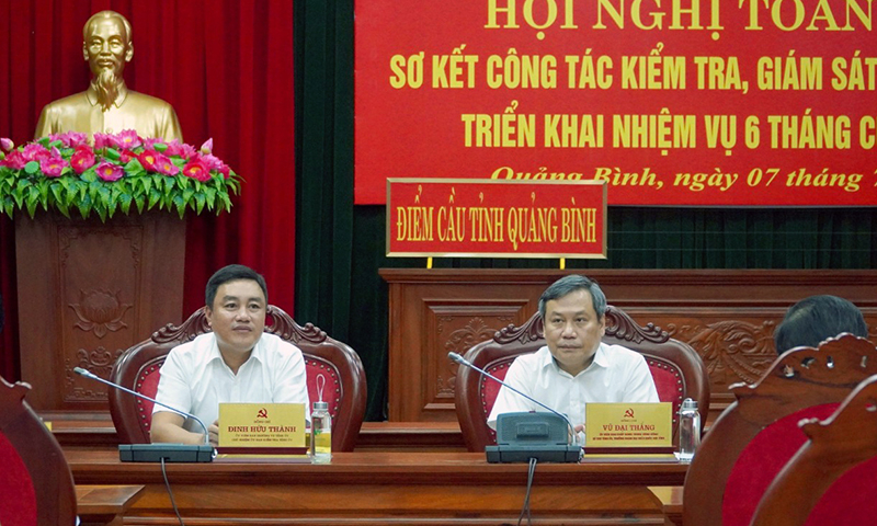 Đồng chí Bí thư Tỉnh ủy Vũ Đại Thắng và Chủ nhiệm UBKT Tỉnh ủy Đinh Hữu Thành điều hành hội nghị tại điểm cầu Quảng Bình