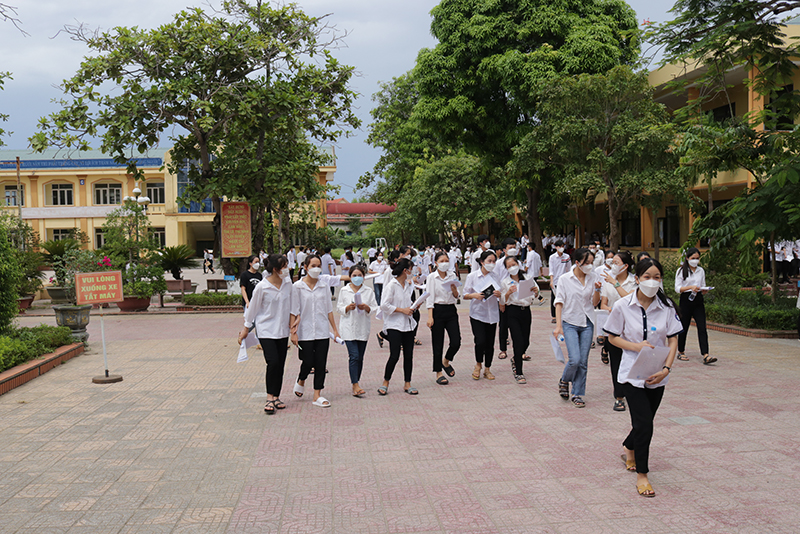 Các thí sinh Trường THPT Lệ Thủy hoàn thành ngày thi đầu tiên.