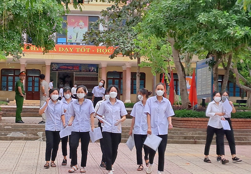 Các thí sinh hoàn thành ngày thi đầu tiên trong tâm trạng thỏa mái.