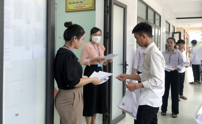 Các thí sinh làm thủ tục vào phòng thi.