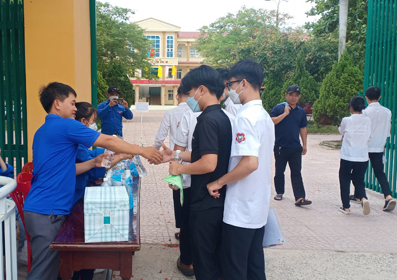 Các thí sinh đến dự thi môn đầu tiên tại điểm thi Trường THPT Đồng Hới.