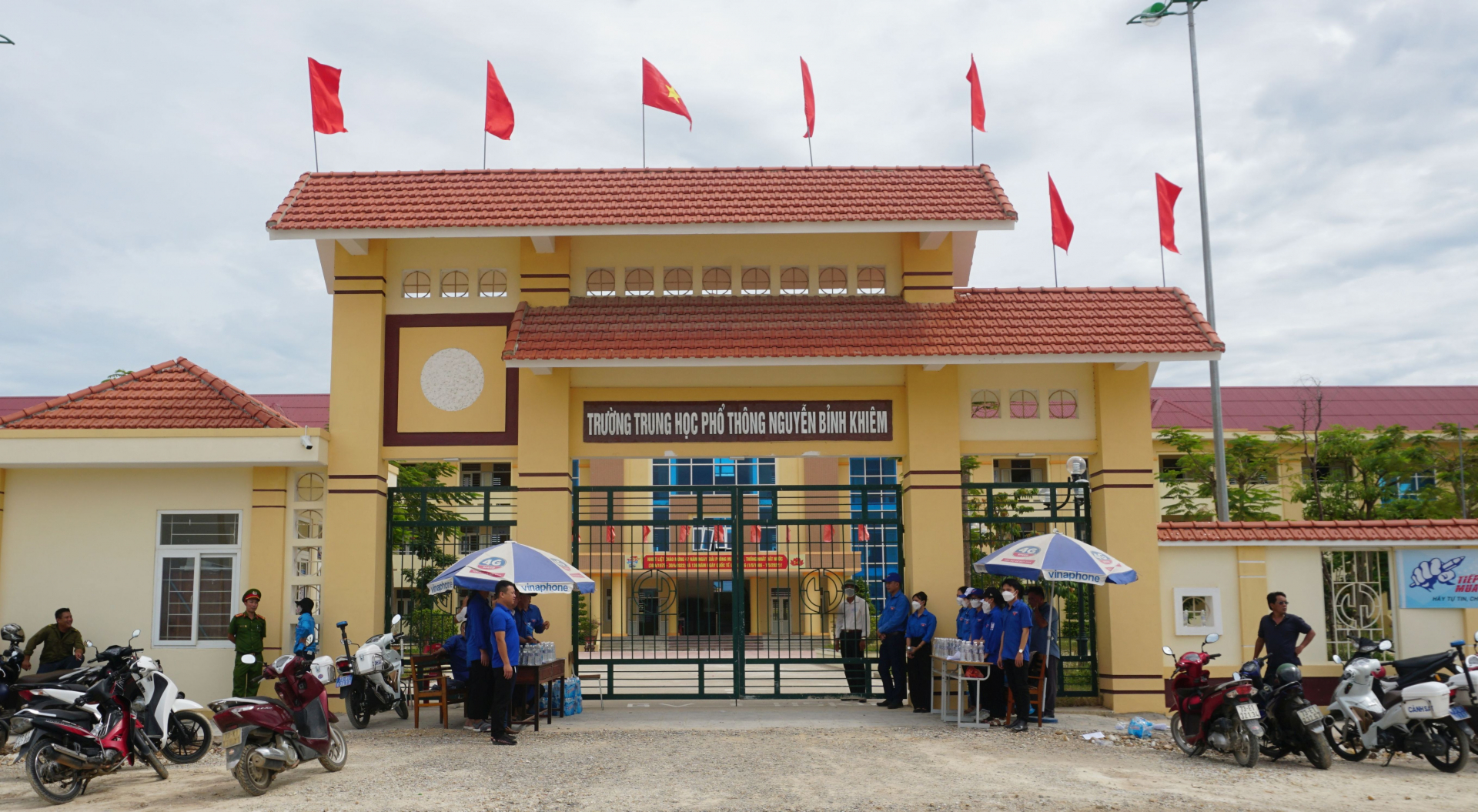 Lực lượng công an, y tế, đoàn viên thanh niêm làm nhiệm vụ và tiếp sức mùa thi tại huyện Quảng Trạch.