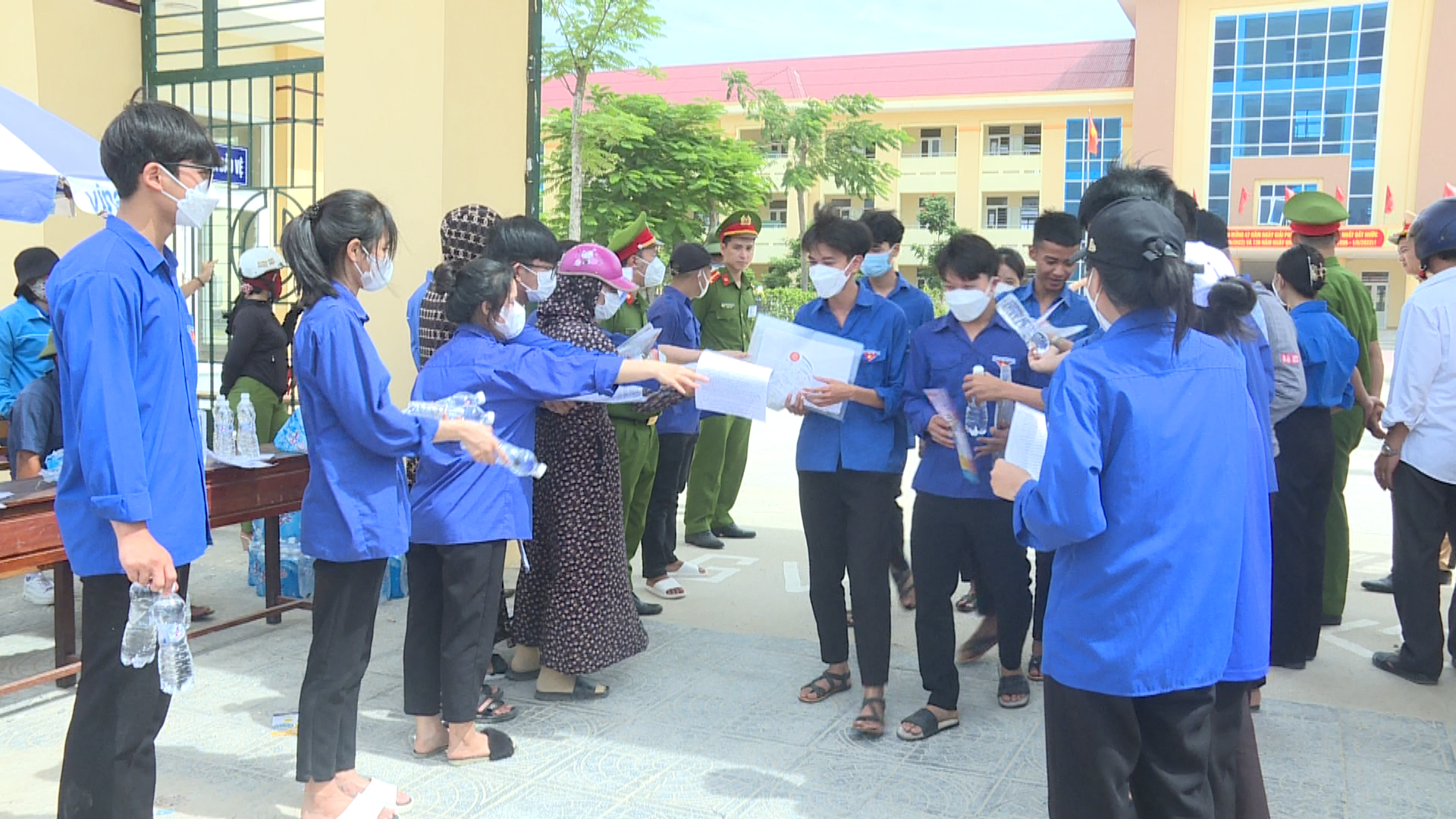 Lực lượng tiếp sức mùa thi phát nước uống cho các thi sinh.
