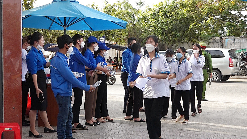  Lực lượng đoàn viên thanh niên tham gia tiếp sức mùa thi tại điểm thi trường THPT Lương Thế Vinh