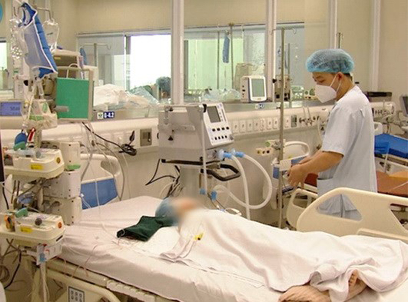 Chăm sóc cho bệnh nhân tại Bệnh viện Nhi Trung ương. (Ảnh: PV/Vietnam+)