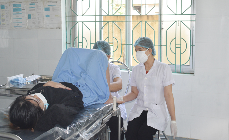 Các y bác sỹ tuyến huyện khám sức khỏe định kỳ cho các bà mẹ mang thai.