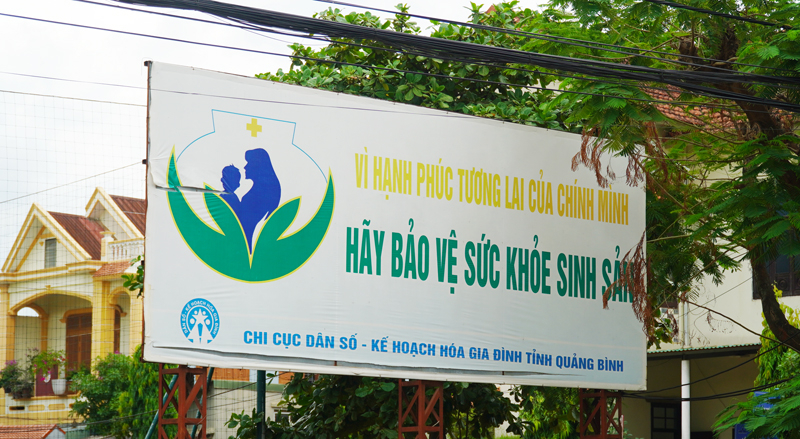 Tuyên truyền trực quan bằng các cụm pano tại các khu dân cư để nâng cao nhận thức cho người dân về sức khỏe sinh sản.