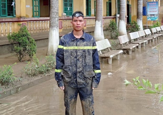 Chiến sỹ Quan Ngọc Hoàng ứng cứu hơn 100 em học sinh bị cô lập do mưa lũ tại Trường Trung học phổ thông Lâm Bình, tỉnh Tuyên Quang. (Ảnh: TTXVN phát)