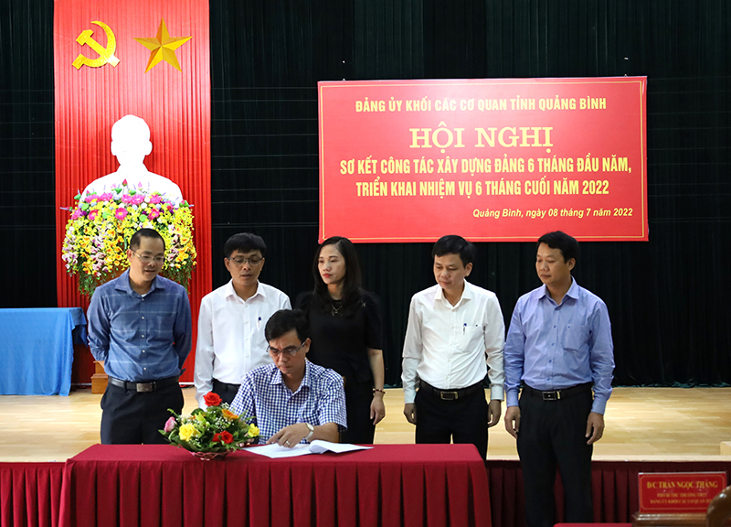 Các đồng chí trong Ban Thường vụ Đảng ủy Khối các cơ quan tỉnh ký cam kết thực hiện quy định về trách nhiệm và xử lý trách nhiệm đối với người đứng đầu, cấp phó của người đứng đầu.