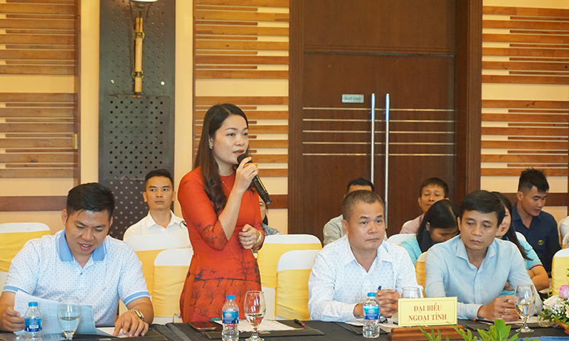 Đại biểu trao đổi thông tin, chia sẻ kinh nghiệm sản xuất tại hội nghị.